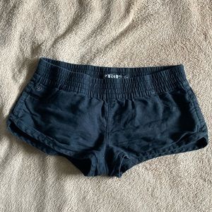 Cute volcom all black shorts